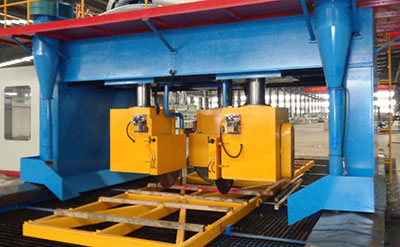 Gantry-type circular saw with three hydraulic lifting saw heads