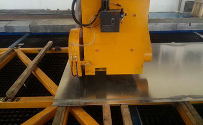 Precision circular sawing machine is cutting aluminum plates