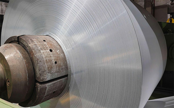 Finished metal strip coils with smooth and precise edges