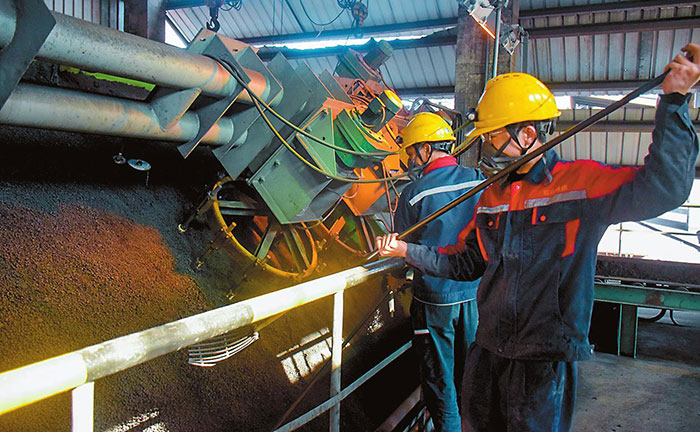 workers are operating the pan granulator
